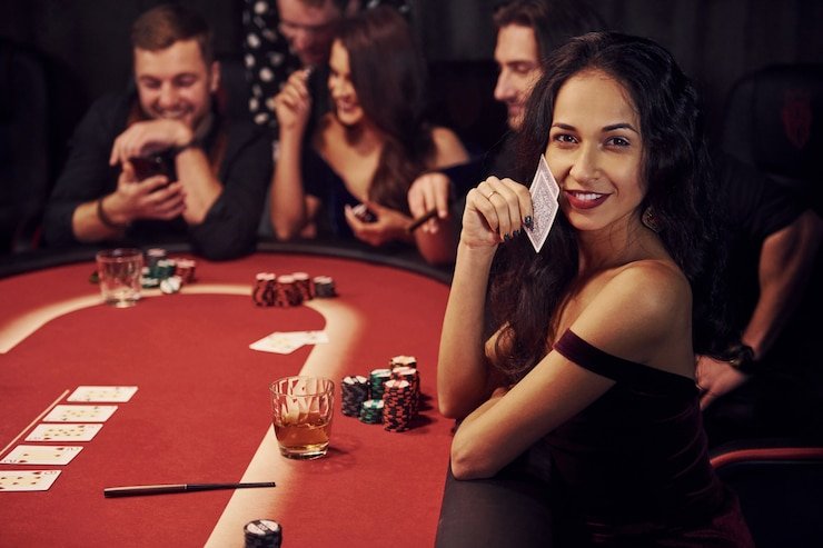 Platform dewi567 menampilkan studio live-dealer dan antarmuka sportsbook di perangkat mobile